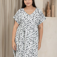 Hannah Babydoll Dress In White Floral