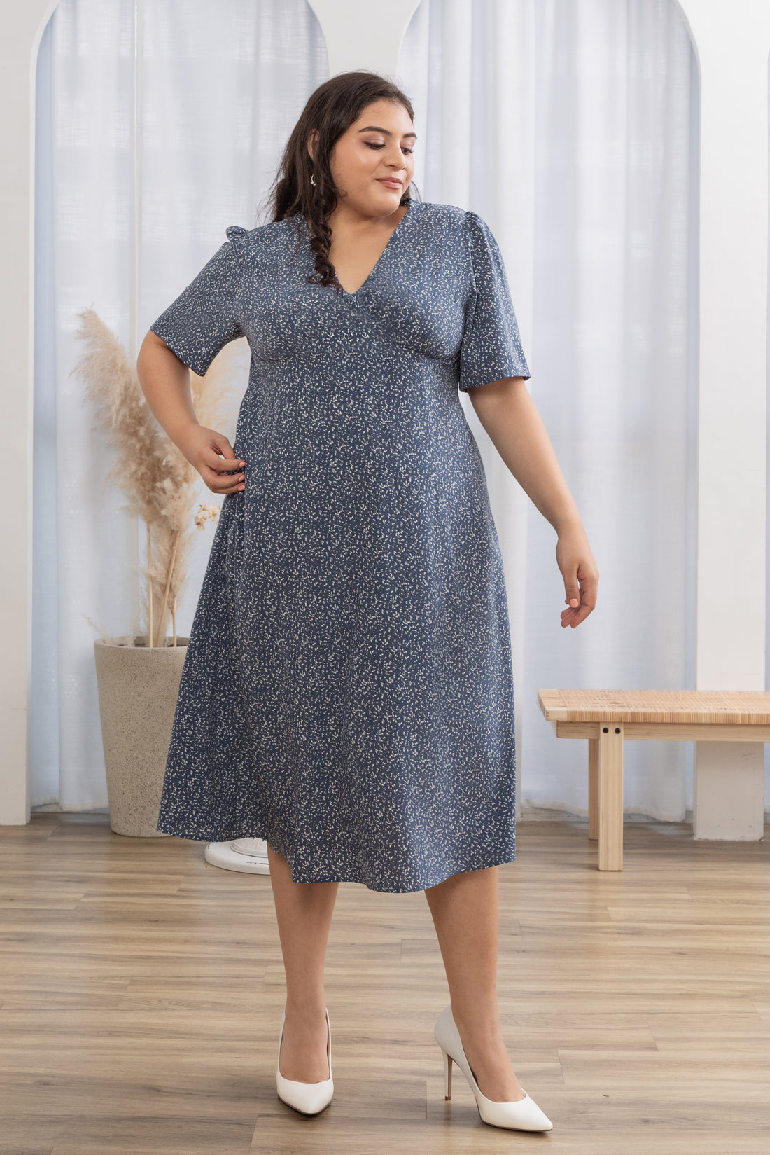 Petra Flowy V-Neck Midi Dress In Blue