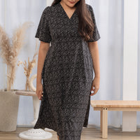 Petra Flowy V-Neck Midi Dress In Black