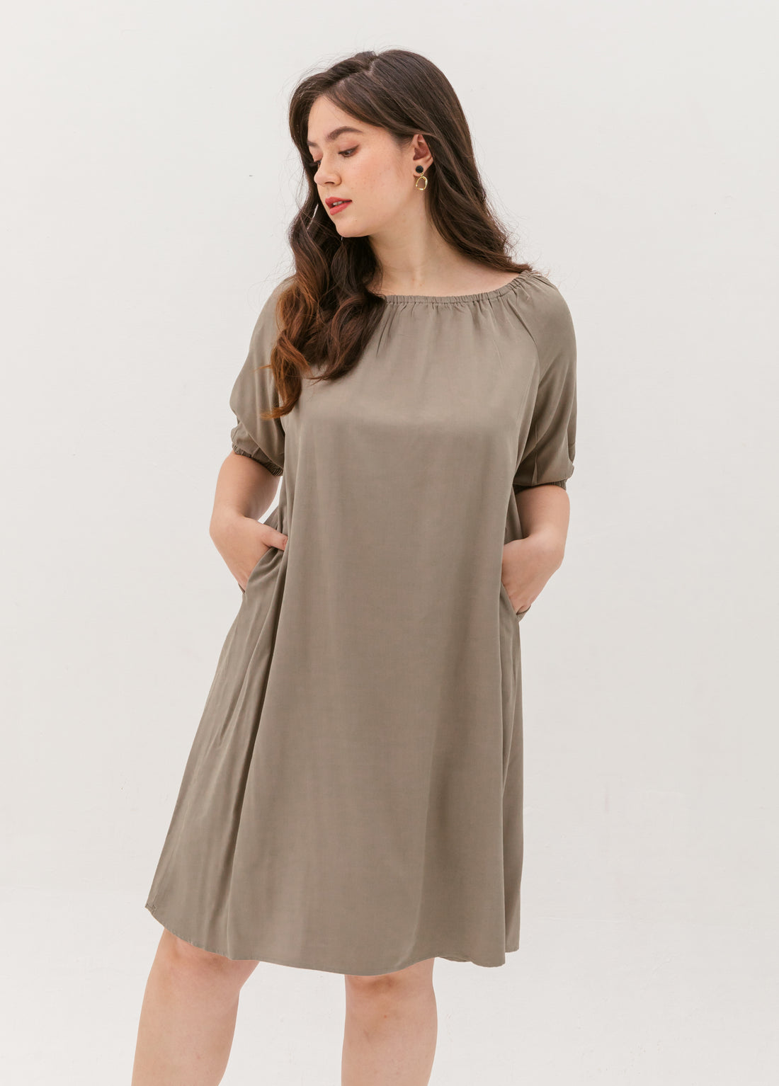 Eleanor Elastic Neckline Shift Dress In Sidewalk Grey