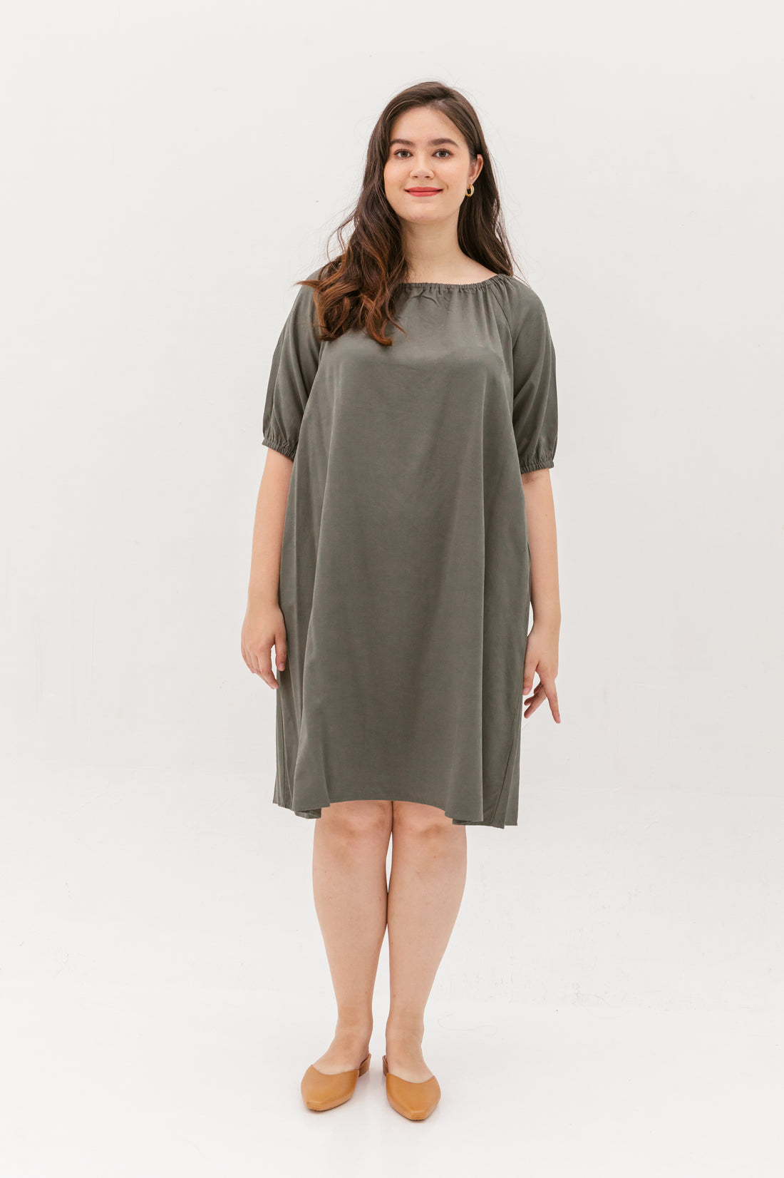 Eleanor Elastic Neckline Shift Dress In Green