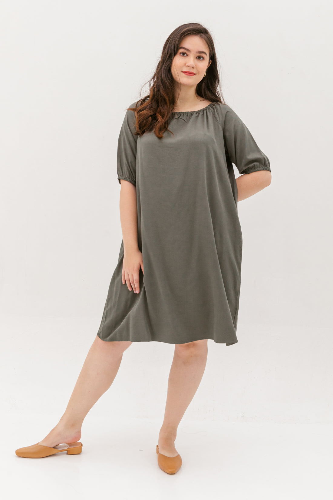 Eleanor Elastic Neckline Shift Dress In Green