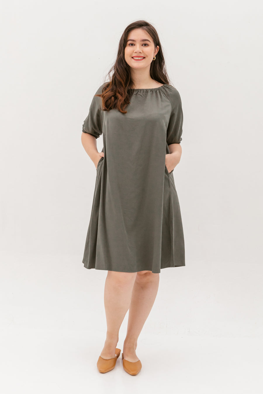 Eleanor Elastic Neckline Shift Dress In Green