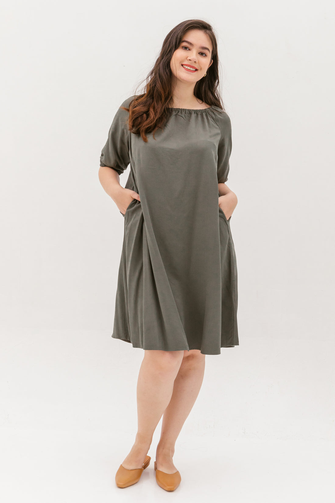 Eleanor Elastic Neckline Shift Dress In Green