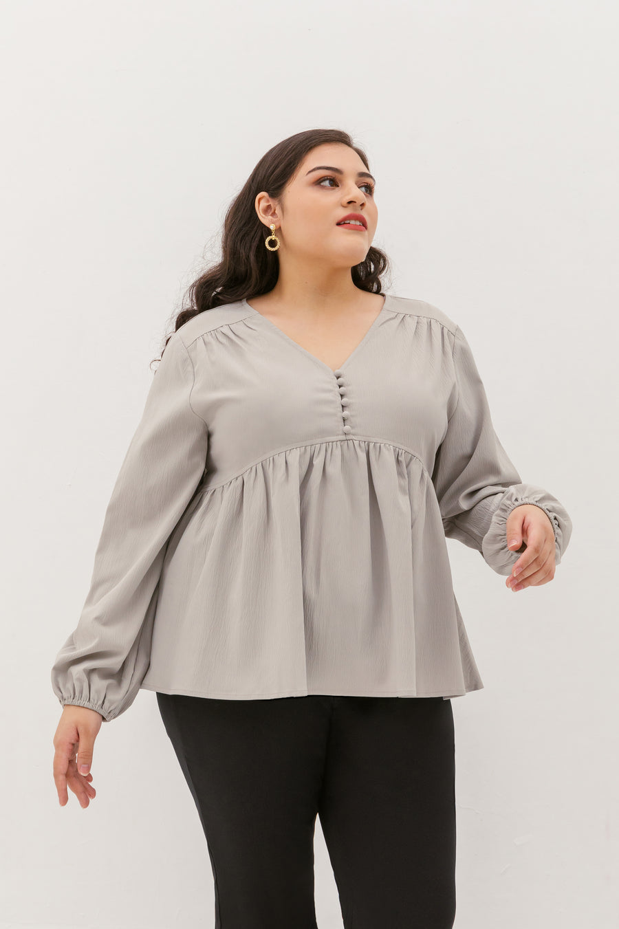 Bernadette Long-Sleeve Babydoll Top In Light Grey