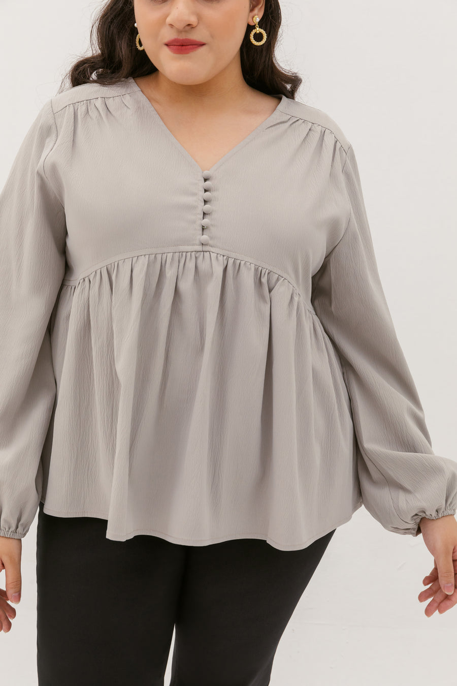 Bernadette Long-Sleeve Babydoll Top In Light Grey