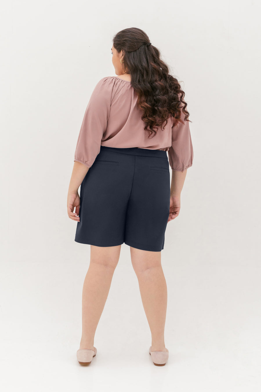 Zelda Tailored Bermuda Shorts In Navy Blue