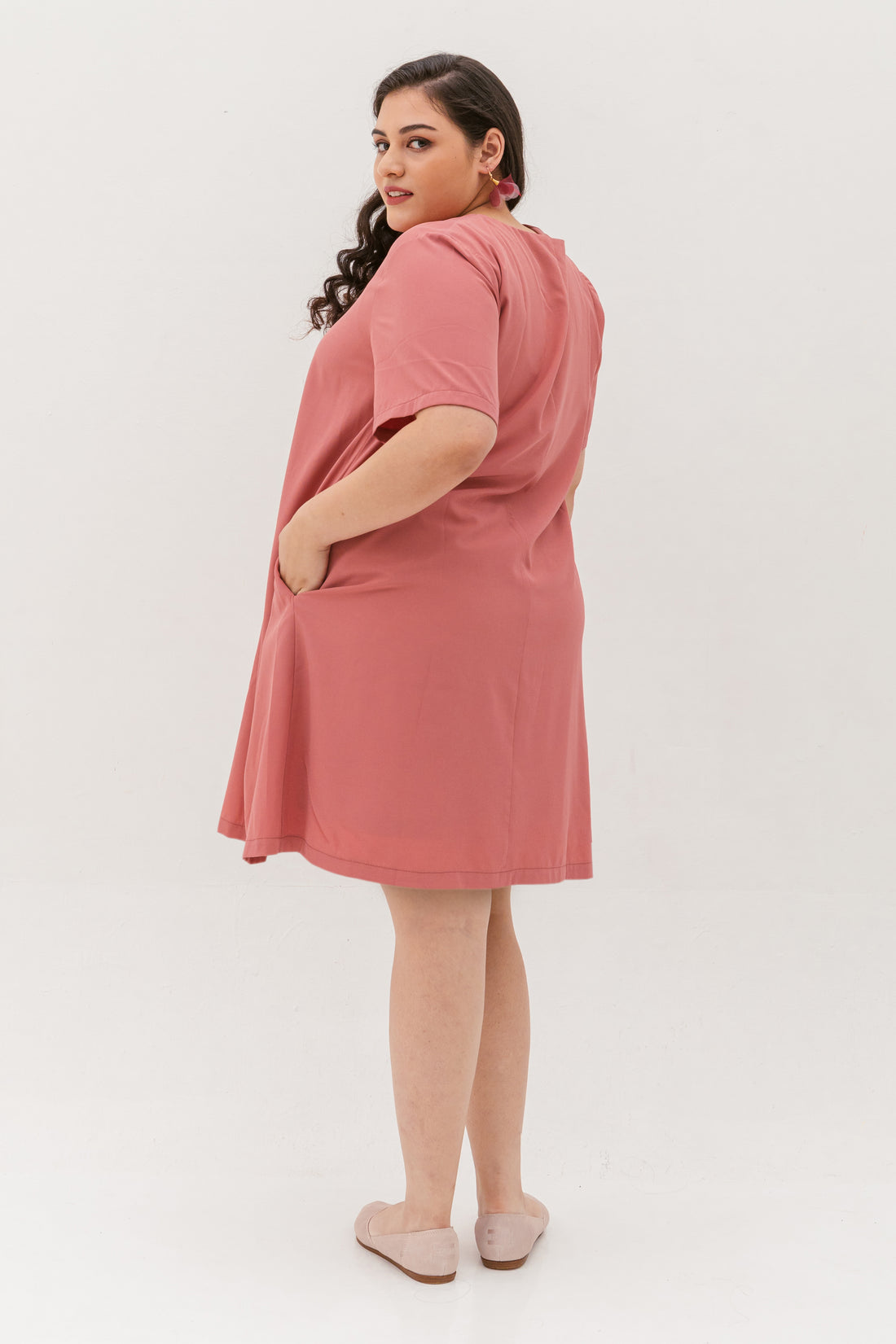 Leah V-Neck Shift Dress In Rose Pink